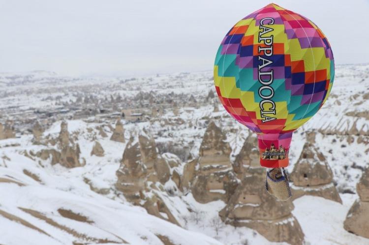 <p>Bölgeyi ziyaret eden yerli ve yabancı turistler ise peribacalarının kendisine hayran bırakan görüntüsünü almak adına bol bol fotoğraf çekmeleri dikkatlerden kaçmadı. </p>

<p> </p>
