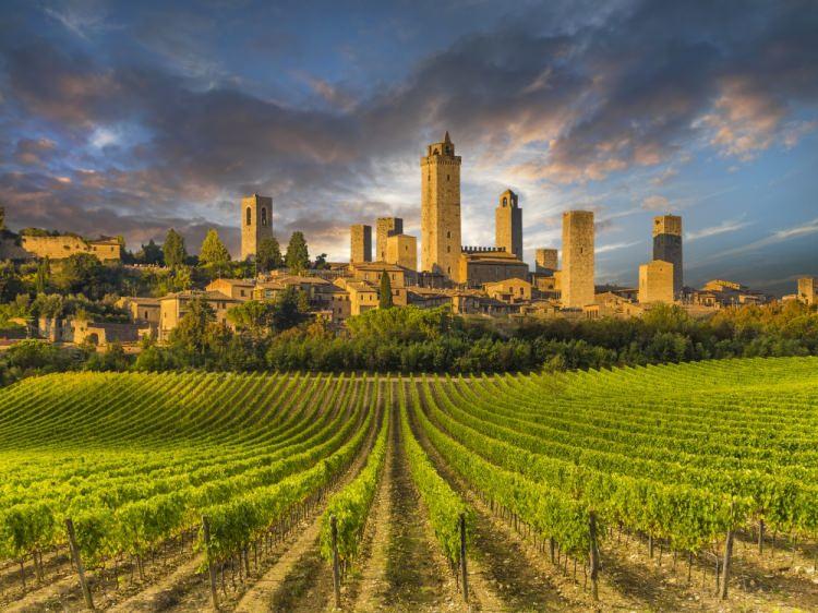 <p><strong>San Gimignano, İtalya </strong></p>

<p>M Ö. 3. yüzyılda etsrükler tarafından kurulmuş bir köy. Bu köyün en büyük özelliği ise çok eski zamamnlarda yapılmış olan ve günümüz kulelerini andıran yüksek katlı binaların olması. </p>
