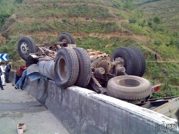 <p>Aracın kontrolünü kaybeden kamyon şoförü 60 metre yükseklikte  asılı kaldı.</p>

<p> </p>
