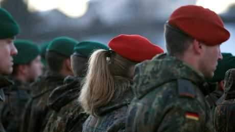 <p>Batı Almanya'nın 1955'te NATO'ya girmesinden aylar önce, eski Nazi subayları tarafından kurulan Alman ordusu Bundeswehr, günümüzde pedofili, tecavüz ve cinsel taciz iddialarıyla çalkalanırken, ülke içerisinde daha tehlikeli görülen kısmın, askerler arasında artış gösteren Nazi sempatisi olduğu belirtiliyor.</p>
<p> </p>