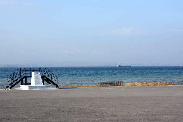 <p>2023 yılında tamamlanması planlanan 1915 Çanakkale Köprüsü, 2023 metre ayak açıklığıyla dünyanın en büyük asma köprüsü olacak. Temeli geçtiğimiz 18 Mart tarihinde Cumhurbaşkanı Recep Tayyip Erdoğan ve Başbakan Binali Yıldırım tarafından törenle atılan 1915 Çanakkale Köprüsü için uzun süre denizde sondaj çalışmaları yapıldı. </p>

<p> </p>
