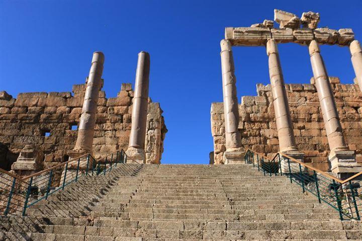 <p>Fenikeliler, en güçlü tanrıları olan Baal adına şehre Baalbek ismini vermişler. Daha sonra Yunanlılar tarafından Heliopolis yani Güneş Şehir adını almış. Akabinde yeniden Baalbek adını alan şehir, farklı tanrılara adanmış tapınaklarıyla pek çok din için bir merkez işlevi görmüş. </p>
