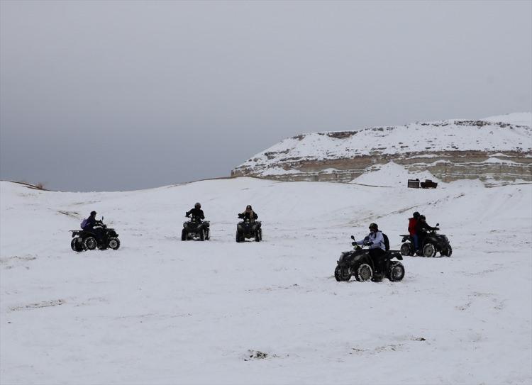 <p>Kış mevsiminde hava koşullarının uygun olmaması nedeniyle nadiren düzenlenen sıcak hava balon turuyla bölgeyi kuşbakışı izleme fırsatı yakalayamayan turistler, ATV'lerle hem kar üzerinde eğlenceli vakit geçiriyor hem de tarihi merkezleri yakından görebiliyor. </p>

<p> </p>
