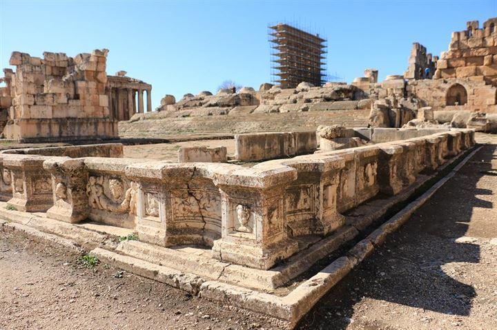 <p>Yaklaşık 5 bin yıllık bir geçmişi olduğu tahmin edilen Baalbek, önce Fenikeliler, sonra Yunanlılar ve daha sonra da Romalılar tarafından kutsal bir mekan olarak kabul edilmiş ve önemli eserler inşa edilmiş. </p>
