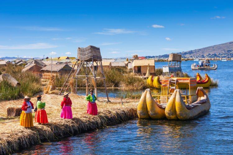 <p><strong>Yüzen adalar, Peru </strong></p>

<p>Peru, Bolivya sınırında bulunan bu bölge Titicaca isimli bir gölün üzerinde bulunan 42 adadan oluşuyor. Yerli halkın geleneksel yaşam biçimlerini sürdürdükleri adalar gerçekten görülmeye değer. </p>
