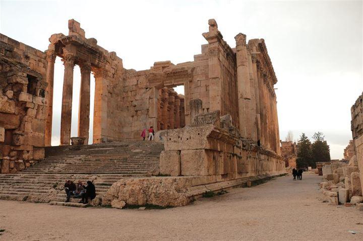 <p>Yaklaşık iki asır boyunca inşası sürdüğü tahmin edilen şehir, Fenike ve Roma inanç kültürlerinin iç içe geçmesi ile oluşmuş. Sırasıyla Baal, Zeus ve Jüpiter adına kurulan şehir, Romalıların çok tanrılı inanış sistemini bırakmasından sonra önemini yitirmiş. </p>
