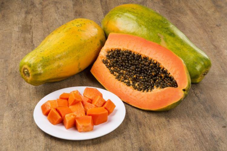 <p><strong>Papaya</strong></p>

<p>Bu nefis tropikal meyve, yanma ve mide ekşimesine iyi gelir. Bunu önlemek için her gün 2 veya 3 dilim papaya tüketin. Yağ miktarı az olan yoğurda 1 porsiyon papaya ilave edin. Mide rahatsızlıklarından kurtulacaksınız.</p>
