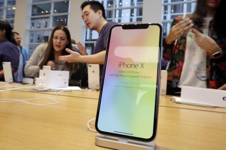 <p>LCD iPhone modelinin fiyatının ise 700 ila 800 dolar seviyelerinde olması bekleniyor. Ekranında LCD paneli olacağı için fiyatı normal iPhone X'lere göre daha düşük olacak.</p>

<p> </p>
