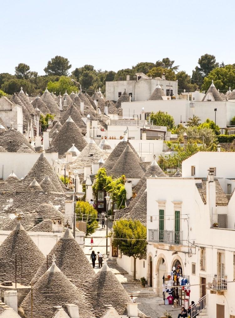 <p><strong>Alberobello, İtalya </strong></p>

<p>Unesco'nun Dünya Tarih Mirası listesine girmiş olan bu bölgede tarihi yapıları ve sakinliği ile dikkat çekiyor. </p>
