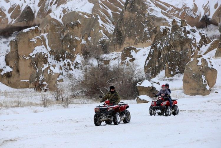 <p>Kentte son günlerde etkisini gösteren kar yağışı sonrası beyaz örtüyle kaplanan bölgede, turistler karla kaplı arazilerdeki peribacaları arasında ATV araçlar ile gezinti yapma imkanı buluyor.</p>

<p> </p>
