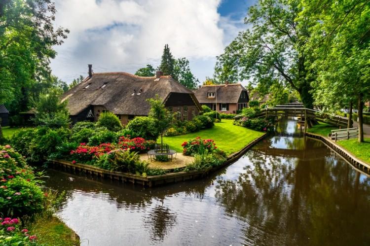 <p><strong>Giethoorn, Hollanda </strong></p>

<p>Hollanda'daki en şaşırtıcı ve renkli bölgelerden biri olan bu köyde 50'den fazla ev bulunuyor. Bu evlerin hepsi küçük adacıkların üzerinde ve evlerin birbirine ulaşımı küçük köprülerle sağlanıyor.  </p>
