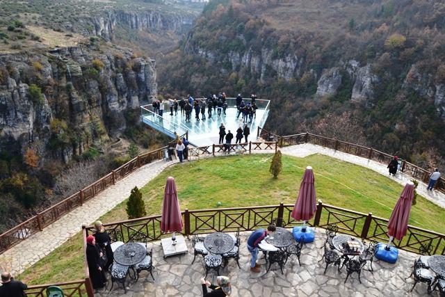 <p>Yoksa 200 kişi de çıksa herhangi bir sıkıntı yok. İnsanlar adrenalini yaşamak için terasın üzerine çıkıyor.</p>
