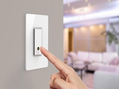 <p>Birçok kişi evinden elektrikten tasarruf etmek için bazı yöntemler uygular. Peki uygulanan bu yöntemler ne kadar doğru?  İşte sizlere elektrik tasarrufu hakkında doğru bildiğiniz yanlışlar…</p>

