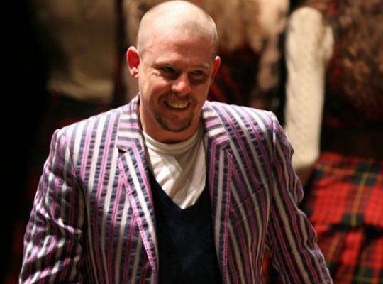 <p>"Bence her şeyde bir güzellik var. 'Normal' insanların çirkin diyebileceği bir şeyde genellikle güzellik görüyorum." - Alexander McQueen</p>