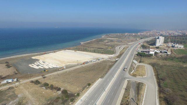 <p><strong>1915 ÇANAKKALE KÖPRÜSÜ ARSA FİYATLARINI 20 KAT ARTIRDI</strong></p>
<p>Dünyanın en uzun aralıklı köprüsü olacak 1915 Çanakkale Köprüsü son üç yılda bölgedeki arsa fiyatlarını 20 kata, konut ücretlerini ise 4 kata varan oranlarda artırdı.</p>
<p> </p>
<p> </p>