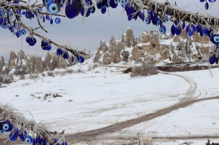 <p>Türkiye’nin en önemli kültür turizmlerinden biri olan Kapadokya Bölgesinde son günlerde yağan kar yağışı bölgeyi adeta bembeyaz bir örtüyle kapladı.</p>

<p> </p>

