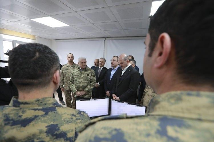 <p>Başbakan Yıldırım, Harekat Merkezi'nde 2. Ordu Komutanı Korgeneral İsmail Metin Temel ve diğer askeri yetkililerden Zeytin Dalı Harekatı hakkında bilgi aldı.</p>
