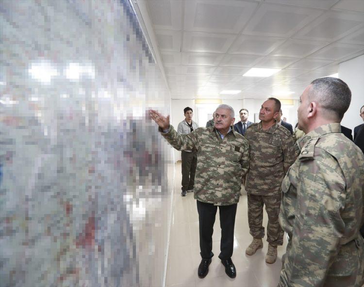 <p>Yıldırım, Harekat Merkezi'nde 2. Ordu Komutanı Korgeneral İsmail Metin Temel (ortada) ve diğer askeri yetkililerden Zeytin Dalı Harekatı hakkında bilgi aldı.</p>
