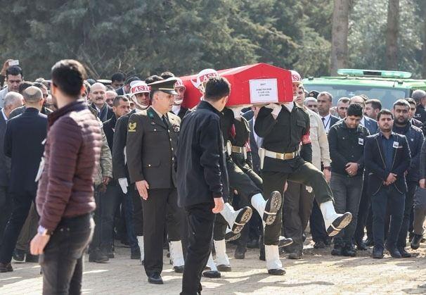 <p>25 yaşındaki şehit için Hatay'ın Kırıkhan ilçesi Hacı Meryem İçcan Mezarlık Kompleksi’nde bulunan camide cenaze namazı kılındı.</p>