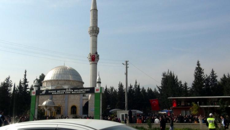 <p>6 çocuklu Mustafa ve Zeycan Bayram çiftinin oğlu olan Bayram’ın cenazesi, düzenlenen törenin ardından Kırıkhan Şehitliği’ne defnedildi.</p>