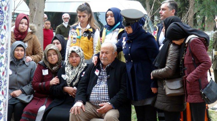 <p>Cenazeye Başbakan Binali Yıldırım da katılırken, cenaze töreninde şehidin kardeşlerinin ağabeylerinin şapka ve montunu giydiği görüldü.</p>
