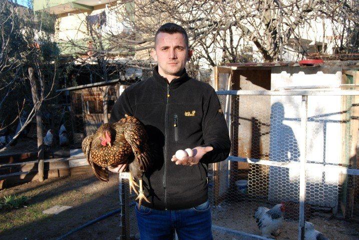 <p><strong>SEKTÖRÜN GİDEREK BÜYÜDÜĞÜNÜ GÖRMEK BİZLERİ MUTLU EDİYOR</strong></p>
<p>Çocukluk yıllarında başlayan kanatlı hayvan merakının her geçen gün artığını ifade eden Arslan, "Güvercin yetiştiriciliği ile başladığım kanatlı hayvan üretimini daha sonra cins tavuğa dönüştürdüm. Şu an çeşitli cinste süs tavuklarım var.</p>