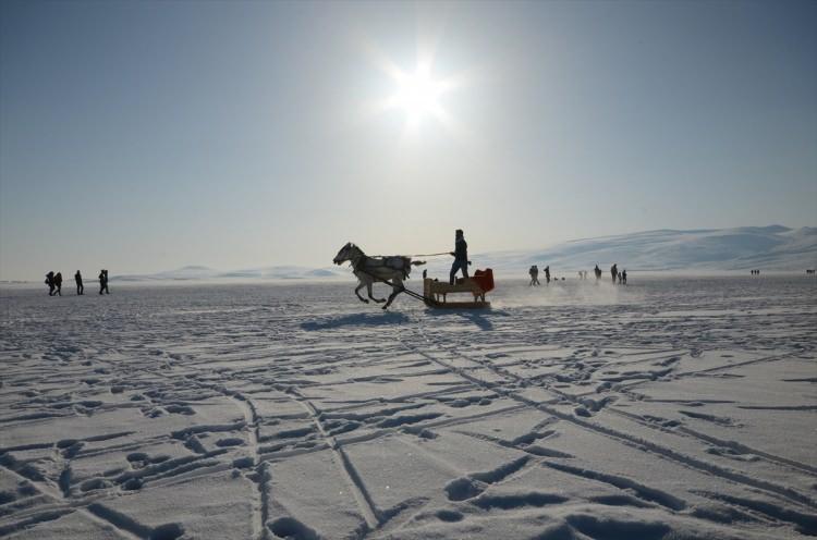 <p>Kış aylarında yüzeyi tamamen buz tutan, Doğu Anadolu Bölgesi'ndeki Çıldır Gölü, yerli ve yabancı turistlerin akınına uğradı.</p>
