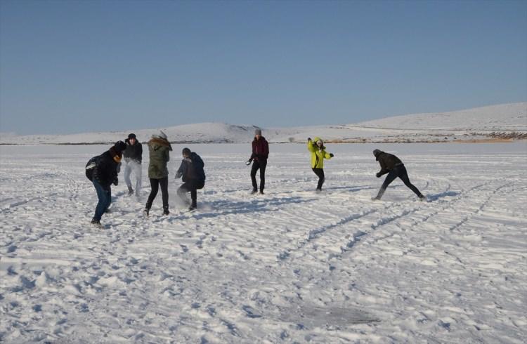 <p>Yerli ve yabancı turistler, Doğu Anadolu Bölgesi'nin en büyük ikinci gölü olup, deniz seviyesinden 1959 metre yüksekte bulunan Çıldır Gölü'ne geliyor, buz üstünde yürüyüp, atlı kızaklara binmenin tadını çıkartıyor.</p>
