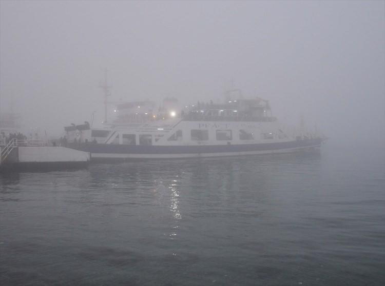 <p>Çanakkale Boğazı yoğun sis nedeniyle çift yönlü transit gemi geçişlerine kapatıldı. Sis kent merkezinde de etkili oldu.</p>

<p> </p>
