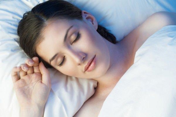 <p>Uzmanlar, sağlıklı bir uyku için günde 7-9 saat uykunun yeterli olacağını söylüyor. Her ne kadar 6 ve 10 saat aralığı da kabul edilse de  bu saatlerden daha az ya da daha çok uyumanın zararlı olduğu biliniyor. Peki zararları neler?</p>
