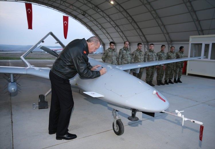 <p>Cumhurbaşkanı Recep Tayyip Erdoğan, Batman'daki temasları kapsamında 14. İnsansız Uçak Sistemleri (İUS) Üs Komutanlığını ziyaret etti. Cumhurbaşkanı Erdoğan, ziyarette Silahlı İnsansız Hava Aracı (SİHA) Bayraktar TB2'ye imza attı.</p>
