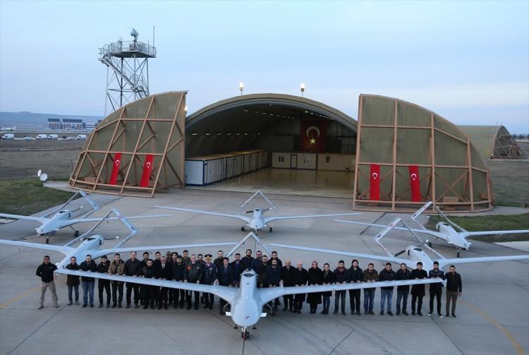 <p>Cumhurbaşkanı Erdoğan ve beraberindekiler, SİHA önünde hatıra fotoğrafı çektirdi.</p>