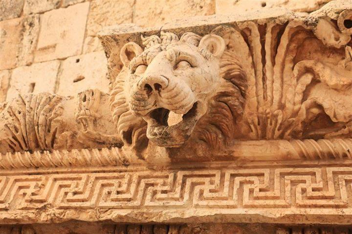 <p>Baalbek şehrinin tam merkezindeki en büyük Jüpiter tapınağı 22 metre yüksekliğindeki 84 devasa sütunundan günümüze sadece 6'sı ayakta kalabilmiş. </p>
