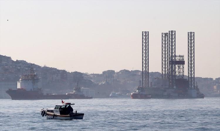 <p>Panama bayraklı 'GSP Saturn' isimli dev petrol platform İstanbul Boğazı'ndan geçişini tamamlayamadı.</p>
