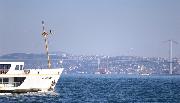 <p>Dev platform saat 10.45 sıralarında Marmara denizinden İstanbul Boğazı'na girdi. 15 Temmuz Şehitler Köprüsü'ne yaklaştığı sırada duran platformun alçaltılması için su çekme işlemi yapıldı. Ancak işlem uzun sürdü.</p>

<p> </p>
