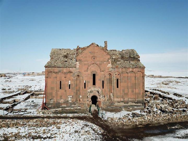 <p>Kış ayının gelmesiyle Kars'a akın eden yerli ve yabancı turistler, beyaz gelinliğini giyen Ani Örenyeri'ni gezerek fotoğraf çektiriyor. Ani'ye ilk defa gelen bazı vatandaşlar daha önceden gelmedikleri için üzüntülerini dile getirerek, herkesi bu güzellikleri görmeleri için davet ediyor.</p>