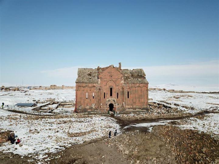 <p>Dünya kenti Ani'ye gelen yerli ve yabancı turistler, Anadolu'da yapılan ilk Türk camisi Ebul Menucehr Camisi, Amenaprgiç Kilisesi, Ani, Ani Katedrali, Dikran Honentz Kilisesi, Abugamir Pahlavuni Kilisesi gibi eserler yoğun ilgi gösteriyor.</p>