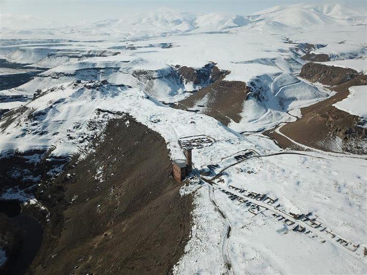<p>Kars Müze Müdürü Necmettin Alp, Ani örenyerindeki karşılama merkezi, donatı alanları, Kazı Evi ve benzeri yapı çalışmalarının Kültür ve Turizm Bakanlığının denetiminde sürdüğünü söyledi.</p>
