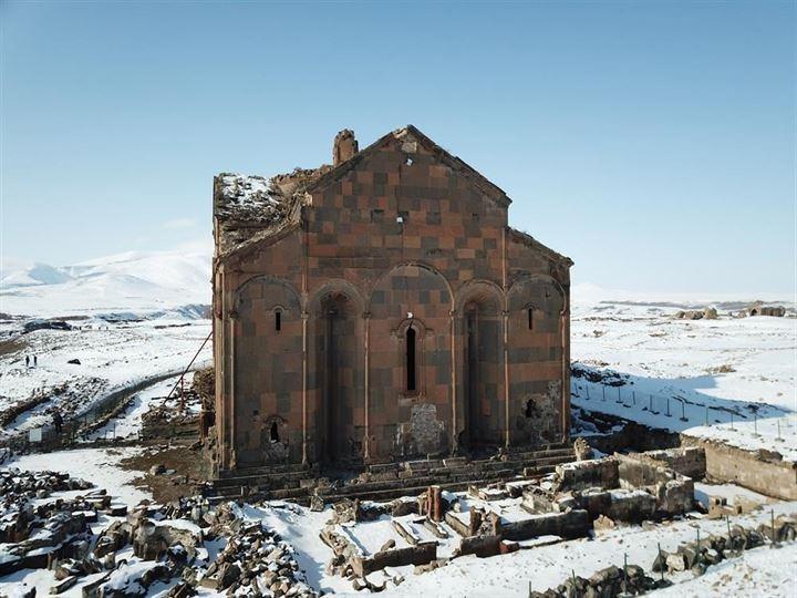 <p>Alp, ziyaretçilerin Anadolu'daki ilk Türk camisi Ebul Menucehr Camisi başta olmak üzere, Fethiye Cami, Büyük Katedral, resimli kilise yerli ve yabancı turistlerin en çok ilgisini çeken yapılar olduğunu belirtti.</p>
