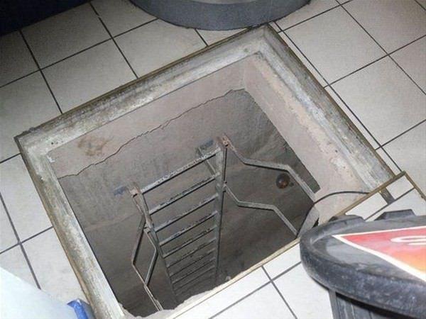 <p>İngiltere'de bir alışveriş merkezinin altında bulunan gizli merdivenlerden aşağı inen görevliler gördüklerine inanamadı.</p>
