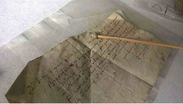 <p>15. yüzyılda inşa edilen ve Kent Kontluğu'nda bulunan Knole House, 365 odası, 52 merdiveni, 12 girişi ve 7 bahçesiyle İngiltere'nin en büyük evlerinden bir tanesi. Ortaya çıkarılan bir alışveriş listesi ve iki notun, 1603, 1622 ve 1633 yıllarına dayandığı tespit edildi.</p>

<p> </p>
