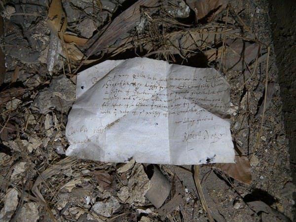 <p>Evde bulunan alışveriş listesine balık, iki düzine kalaylı kaşık, kızartma tavası ve sebzeler alınması not edilmiş. Listeyi, evin baş hizmetçilerinden biri olan Robert Draper kaleme almış.</p>

<p> </p>
