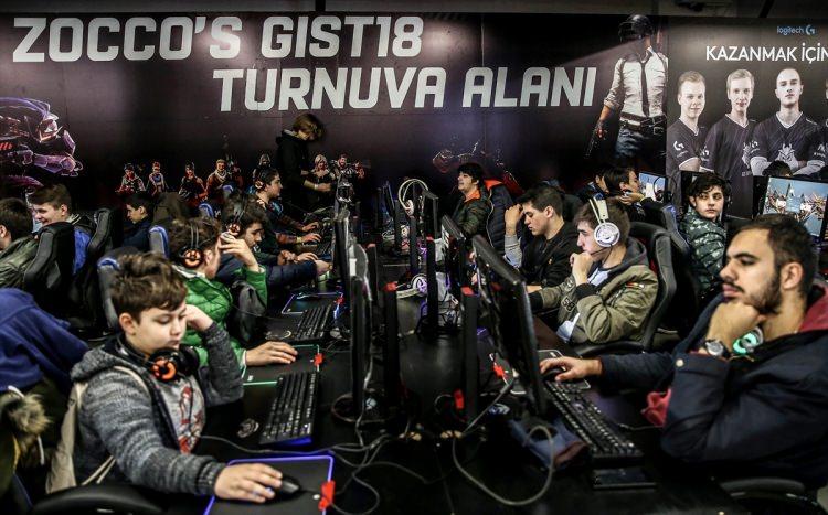 <p>Fuar kapsamında on binlerce lira ödüllü turnuvalar düzenlenirken, ziyaretçiler, milyonlarca oyuncuya sahip Far Cry 5'i piyasaya çıkmadan bir ay önce Gaming İstanbul'daki Ubisoft standında oynama imkanı da buldu.</p>

<p> </p>
