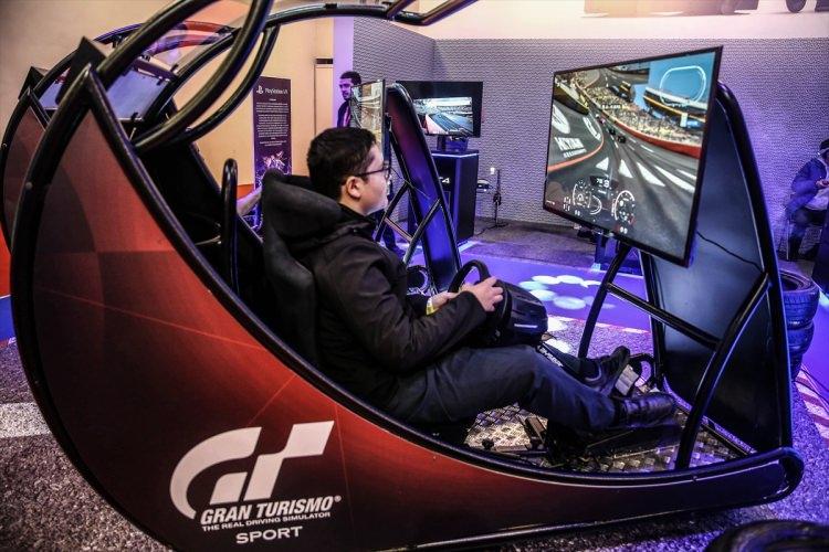 <p><strong>"Türkiye'deki kadın mobil oyuncu sayısı erkeklerden yüksek"</strong></p>

<p>Fuara ilişkin bilgi veren Gaming İstanbul Direktörü Cevher Eryürek, Türkiye'deki kadın mobil oyuncu sayısının erkeklerden yüksek olduğunu belirterek, şunları kaydetti:</p>
