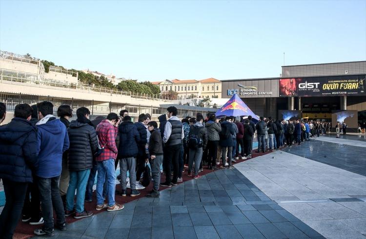 <p>"Sanılanın aksine oyunlar, ülkemizde her kesim tarafından tutuluyor. 30 milyondan fazla oyuncunun olduğu, 13 milyon kişinin oyunlarda para harcadığı bir ülkeyiz. Gaming İstanbul olarak daha önceki yıllarda yüzde 28'lik kadın katılımcı oranıyla dünyadaki benzer fuarlar arasından ayrıldık, hatta bu dünyanın hiçbir oyun fuarında olmayan bir istatistik... Gaming İstanbul, çocuk ve retro oyun alanlarıyla her yaştan katılımcıya hitap ediyor. Gençleri, anne babaları, çocukları, aileleri, kısaca herkesi oyuna davet ediyoruz."</p>

<p> </p>
