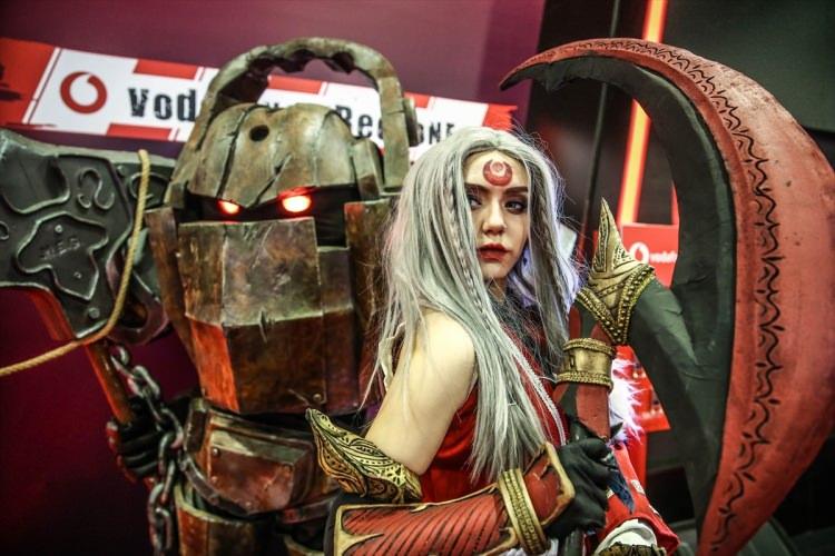 <p>Pazarda 30 milyondan fazla oyuncu bulunduğunu belirten Eryürek, "Bir sabah uyandık ve 30 milyon oyuncumuz olmadı. Türkiye'de oyuna yönelik ciddi bir ilgi var. Üstelik bu ilgi sadece oyun başında geçen zamanla kısıtlı değil, bir yandan oyun da üretiyoruz." şeklinde konuştu.</p>

<p> </p>
