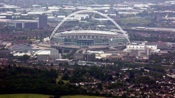 <p><strong>WEMBLEY STADI (2007) - İNGİLTERE </strong></p>

<p><strong>1 MİLYAR 230 MİLYON DOLAR</strong></p>

<p>İngiltere Milli Takımı ve FA Cup finalinin vazgeçilmez mabedi eski Wembley yerine 23 bin ton çelikten yapılan 90 bin kişilik stat tam bir teknoloji harikası. 2618 adet tuvaletiyle de bir rekora sahip.</p>

<p>133 metrelik kemer stadın en bilinen mimari yapıtaşlarından. 40 bin metrekarelik çatının üçte biri hareket edebiliyor. Atletizm organizasyonları, konserler için kapasiteyi 60 bine düşüren platform sistemi var.</p>

