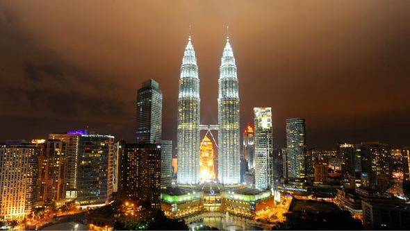 <p><strong>PETRONAS İKİZ KULELERİ (1996) - MALEZYA </strong></p>

<p><strong>1 MİLYAR 600 MİLYON DOLAR</strong></p>

<p>Malezya'da bulunan 451.9 metre uzunluğundaki ihtişamlı kuleler 1998-2004 yılları arasında d&uuml;nyanın en uzun g&ouml;kdeleniydi. 88 kattan oluşan binada tam 40 asans&ouml;r bulunuyor.</p>

<p>Postmodern tarzı Arjantinli mimar Cesar Pelli'nin eseri. Felix Baumgartner, Alain Robert gibi atlamak ve tırmanmak isteyenlerin de g&ouml;zdesi olan bina 1996 yılında a&ccedil;ılmıştı. İ&ccedil;erisinde İslami motifler de var.</p>
