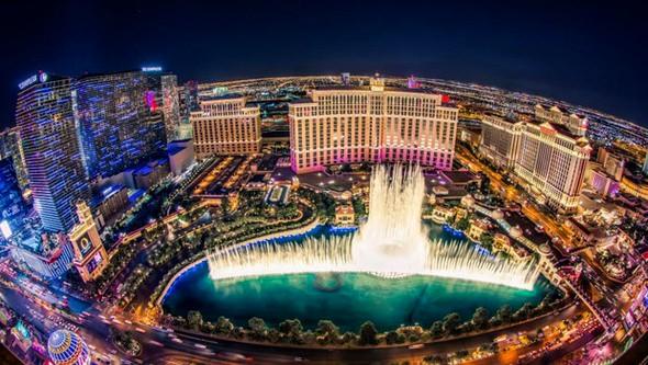 <p><strong>BELLAGIO (1998) - ABD&nbsp;</strong></p>

<p><strong>1 MİLYAR 600 MİLYON DOLAR</strong></p>

<p>İtalya'nın Bellagio b&ouml;lgesindeki Como G&ouml;l&uuml;'nden esinlenerek yapılan tesisin &ouml;n cephesindeki 3.5 hektarlık dev g&ouml;lete ve fıskiyelere Ocean's Eleven başta olmak &uuml;zere pek &ccedil;ok filmden aşinayız.</p>

<p>Las Vegas'ta bulunan &ccedil;ok ama&ccedil;lı eğlence mek&acirc;nında otel, kumarhane ve alışveriş merkezleri bulunuyor. Hatta botanik bah&ccedil;esi ve sanat galeri de mevcut. Hi&ccedil;bir l&uuml;ksten de ka&ccedil;ınılmamış.</p>

