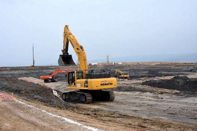 <p>"Köprü inşaatı, 24 saat esasına göre çift vardiya şeklinde tüm hızıyla devam ediyor. 170x270 ebatlarında, 15 metre derinliğinde kuru havuz yapımı sürüyor. Bu havuzlar deniz üzerinde yüzdürülerek köprü ayakları bu havuz içerisine inşa edilecektir. Özel niteliklere sahip, Lüksemburg'dan ithal edilen 3146 demir kazık ile kuru havuz yapılmaktadır. Bu yılsonuna kadar kuru havuz yapım işi bitirilecektir. Uzunluğu viyadüklerle birlikte 5.2 kilometre olacak köprünün, 2023'te bitirilmesi hedeflenmekte."</p>
<p> </p>